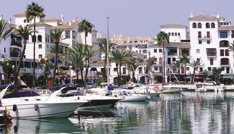 Uno de los puertos de Málaga para alquilar un barco en la Costa del Sol