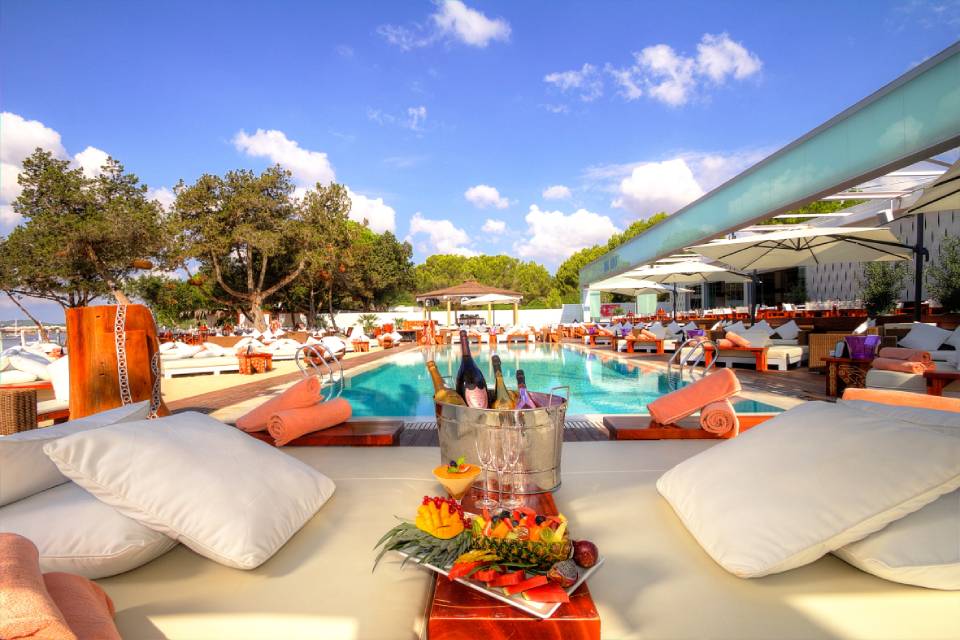 Conoce los 5 mejores beach clubs de Ibiza