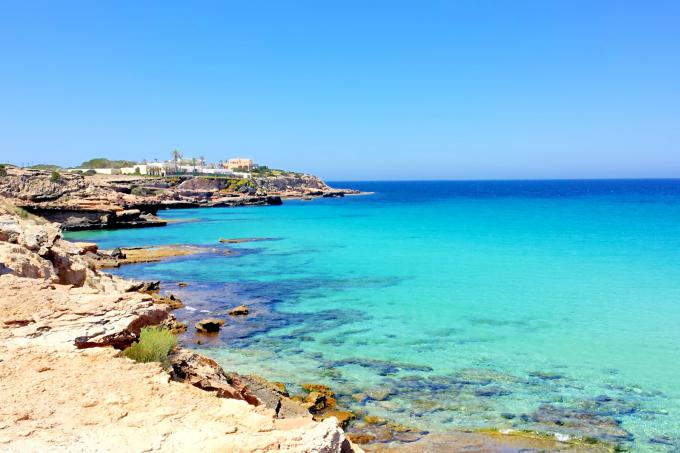 Cala Comte, una de las playas más limpias de España