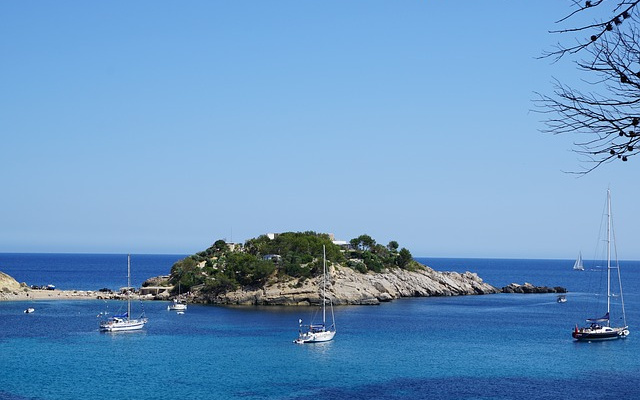 Realiza con Boatjump excursiones en barco en Ibiza