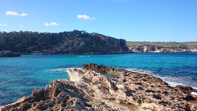 Visita bellas aguas durante tu alquiler de barco en Ibiza