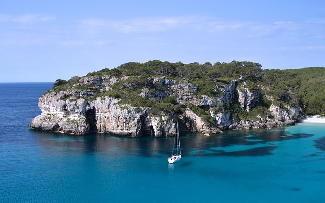 Descubre las mejores calas de Formentera navegando