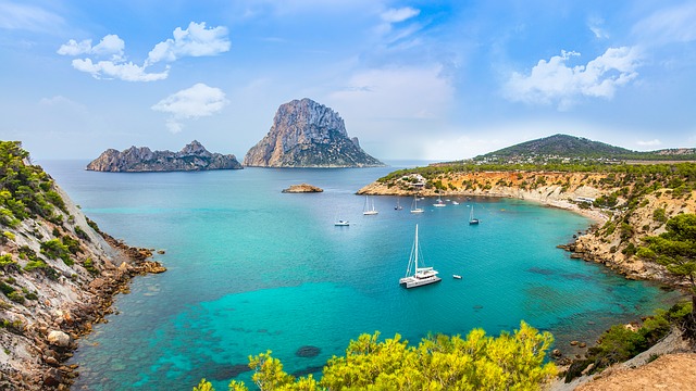 El alquiler de un catamaran por Ibiza con patron es posible