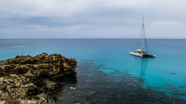 Visita majestuosas calas al alquilar un catamaran por Ibiza con patron