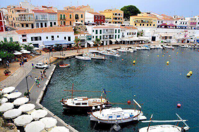 Puertos de ensueños en rutas por Menorca