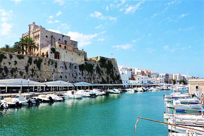 hire a boat in Mallorca's port