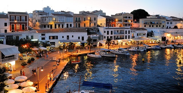 Por que realizar excursiones en barco por Menorca