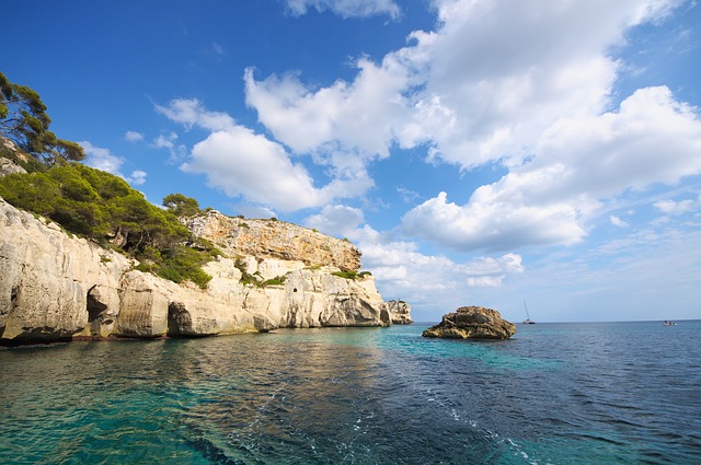 Calas para visitar en una excursiones en barco Menorca