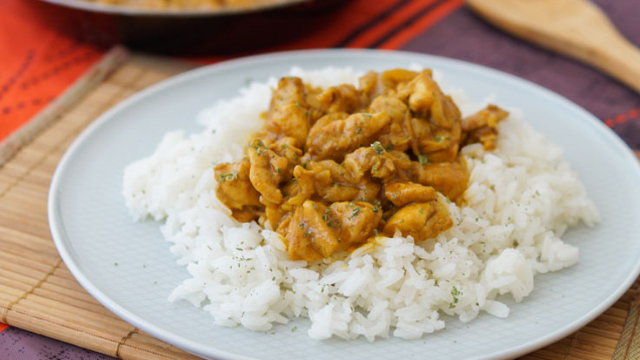 Receta de pollo al curry con arroz y leche de coco
